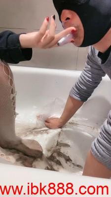 套路直播【小劳拉】白丝脚喂食 呕吐物 口水圣水 bf23380