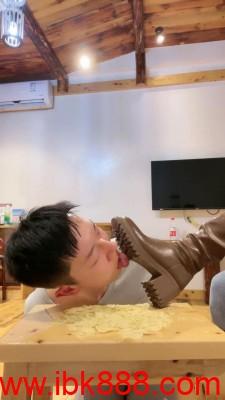 【奈奈生】靴底喂食舔裸足 bf23474