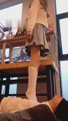 【重庆柠檬s】小白鞋过膝袜暴力揍18岁学生狗 bf10144