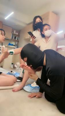 【茶茶】美甲店家奴给顾客按摩/喝洗脚水/深喉 bf12036