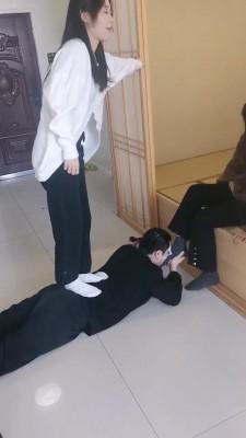 【吴迪】双素人姐妹调教骑马/踩踏/闻舔脚 bf22524
