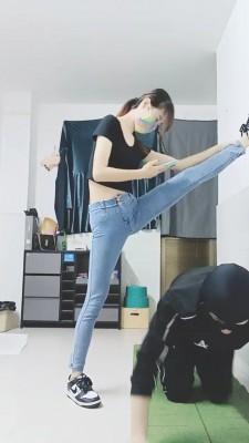 【美娜格格】瑜伽教练转胯+白棉袜气味羞辱 bf21392