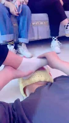 【精神小妹】精彩-素人群调原味鞋袜辱狗 bf20125