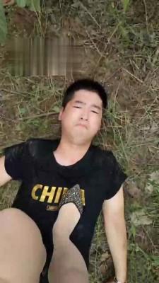 【辣妹s】户外抓住跟踪狂魔
