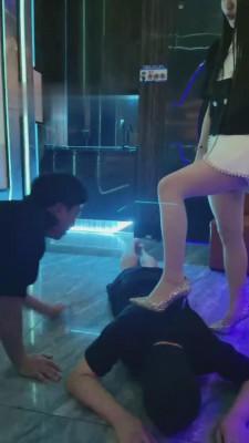 【风吟女神】KTV调双M/圣水/耳光/高跟踩踏/拧耳朵【双视角版】bf14233