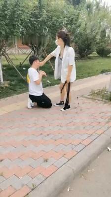 【语晴】户外车上裸足戏双奴 bf13906