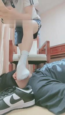 【妮蔻】超臭白棉袜羞辱地毯 bf13961