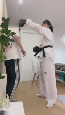 【一诺大小姐】教跆拳道素人踢踹狗 bf13665