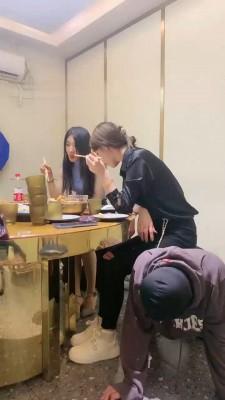 【二宝】精彩-群女王餐厅公开处刑狗【双视角版】 bf17266