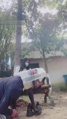 【桃子老师】野外抓住跟踪狂 bf12308