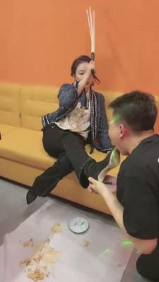 【鑫儿教头】KTV踩踏食物喂食/藤条抽 bf12346