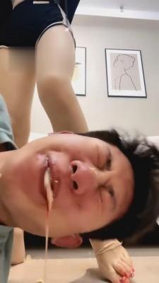 【仙女殿下】小白鞋白袜脚底喂食+深喉狂插吐 bf772