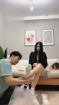 【仙女殿下】小白鞋白袜脚底喂食+深喉狂插吐 bf772