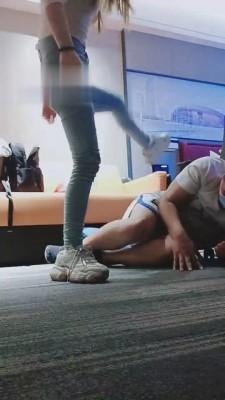 【南京樱樱学生主】学生狗沙发跳踩全体重踩头部 bf4054