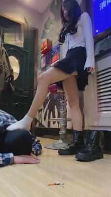 【雪莉】KTV当着素人朋友的面玩狗 bf3936