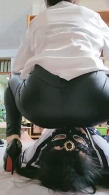 【胭脂泪痕】女奴舔主子裸足坐脸 bf7537
