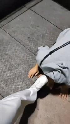 【梵高】舔鞋钻跨闻脚路人小姐姐 bf7670