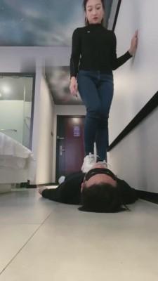 【魅儿】小白鞋全体重踩踏狗 bf6465
