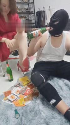 【乐姐】圈养奴第九天伺候主人啤酒口水虐乳 bf6365