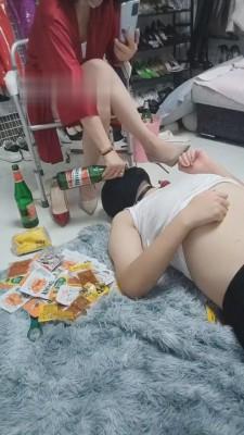 【乐姐】圈养奴第九天伺候主人啤酒口水虐乳 bf6365