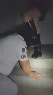 【乐爷】楼梯间调奴舔丝袜脚 bf8995