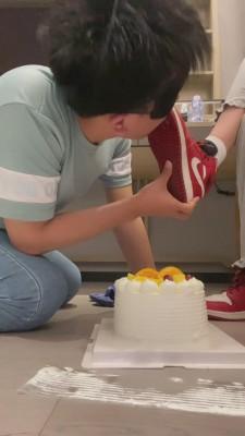 【不知名美女】鞋底脚底喂食/强迫喝圣水 bf10280