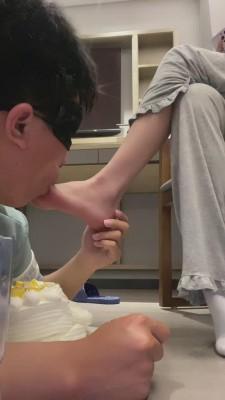 【不知名美女】鞋底脚底喂食/强迫喝圣水 bf10280