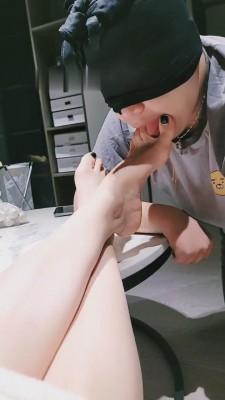 【蜜桃儿】舔原味臭脚丫 bf10317