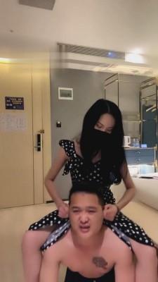 【弯弯小阿姨】小白鞋强迫吃船袜喝圣水 bf961