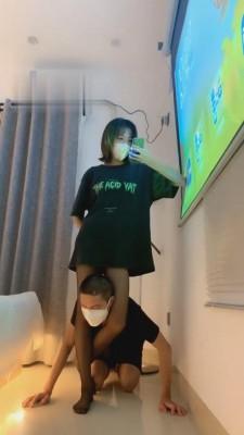 【丞丞】黑丝精神小妹羞辱私奴 bf1000