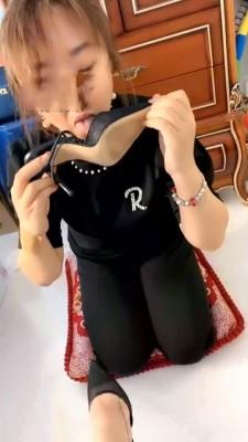 【歌迪丝】三婶吃脏鞋底 bf1358