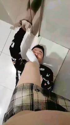 【曹大成】大商场里卫生间胯下坐脸 bf1456