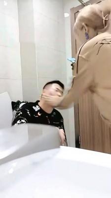 【曹大成】大商场里卫生间胯下坐脸 bf1456