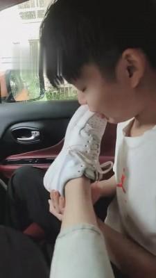 【悦主大人】车内强迫奶狗舔脏小白鞋船袜 bf1619