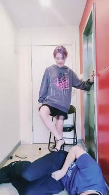 【丝洛】精神小妹踢裆踩踏 bf2031
