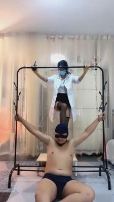 【芷晴】吊绑超强黑丝深喉 bf2270