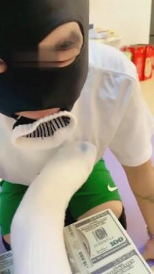 【暴力美学】强迫舔鞋舔脚-酸臭棉袜脚抽狗脸 bf2351