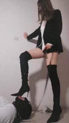 【宇婉莹】被虐有瘾?舔干净我的靴底 bf2392