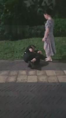 【滔滔】酒后户外马路被打-路人围观 bf3295