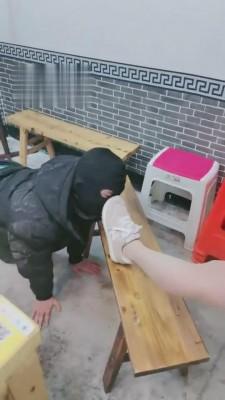 【小拽主人】火锅店当着情侣素人面玩狗 bf2899