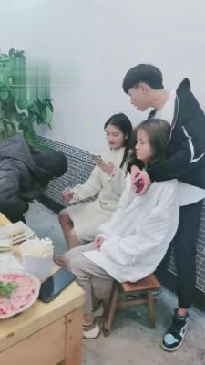 【小拽主人】火锅店当着情侣素人面玩狗 bf2899