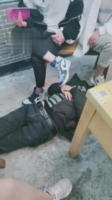 【小拽主人】火锅店当着情侣素人面玩狗 bf2899