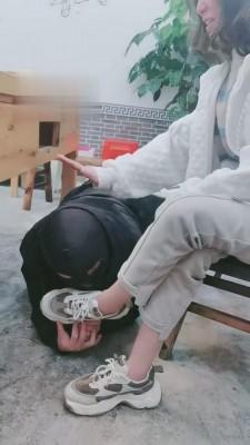 【小拽主人】火锅店当着情侣素人面玩狗 bf2899