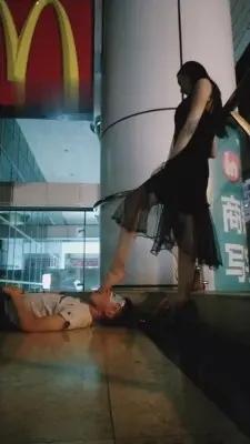 【梵高】麦当劳门前当模特的狗 G-210715-19