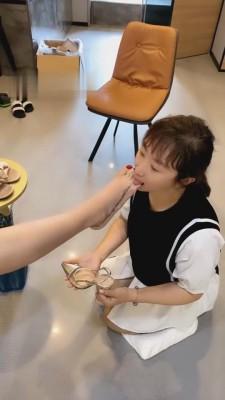 【歌迪丝】囚禁母狗伺候舔脚喂食 G-210731-14