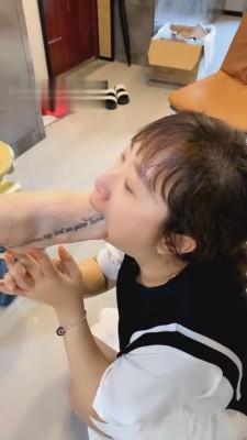 【歌迪丝】囚禁母狗伺候舔脚喂食 G-210731-14