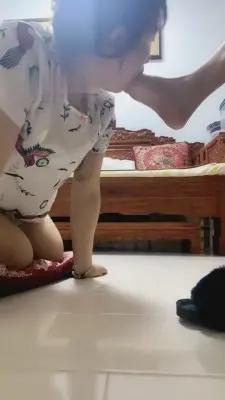 【歌迪丝】母狗跪在地上伺候我吃饭 G-210730-4