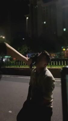 【番番奶奶】户外尾随美女被暴打 bf809