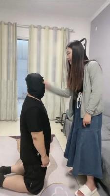 【月亮S】素人小姐姐狂抽狗耳光 bf16558
