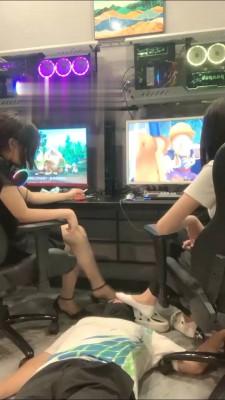 【精神小妹】电脑桌下强制蹂躏 bf16777